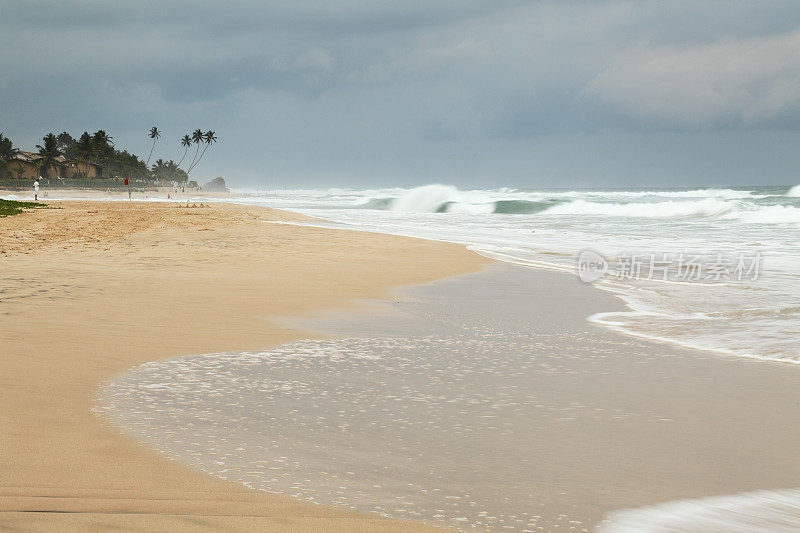 斯里兰卡科加拉海滩日落前戏剧性的海浪