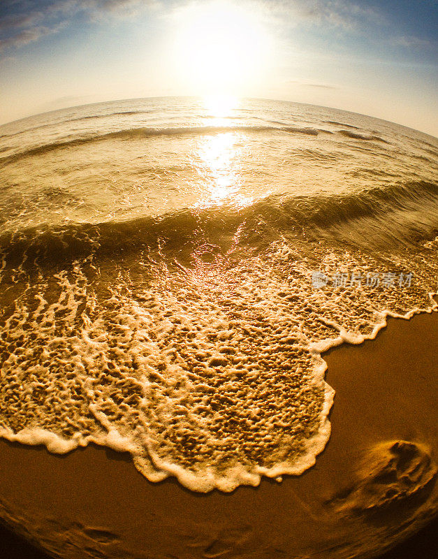 夏天有海浪的沙滩