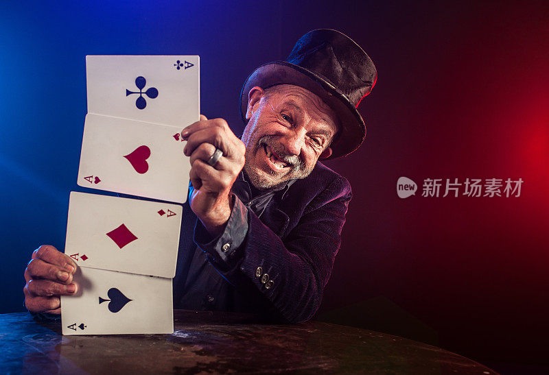 老男人在玩扑克牌