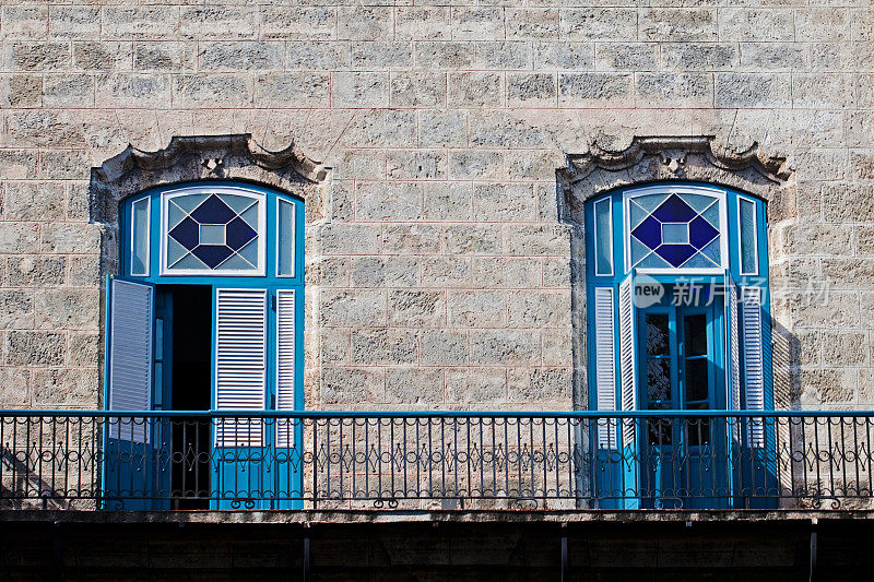 古巴的两扇蓝色门