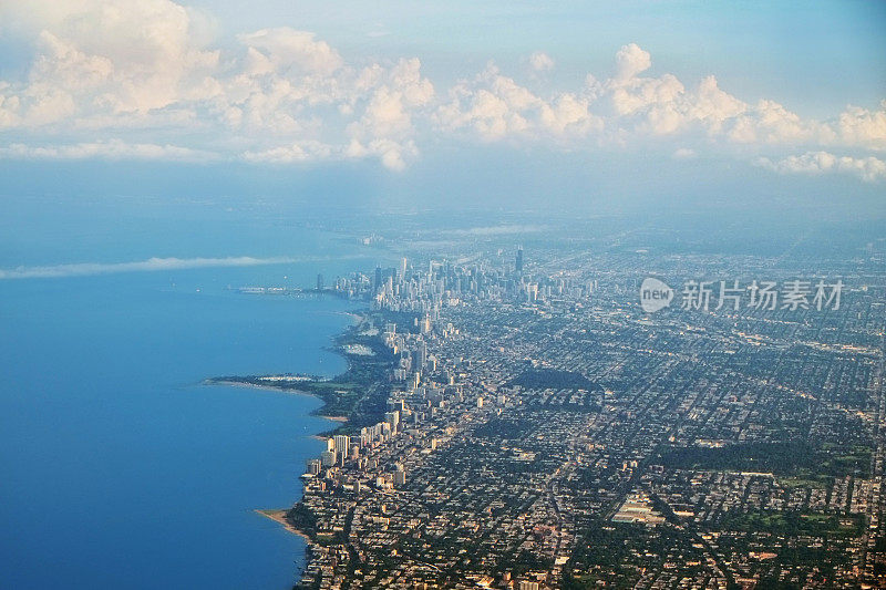 从空中俯瞰芝加哥市中心及周边地区
