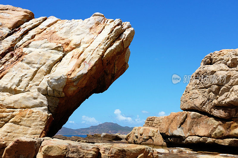 从岩石表面的缝隙中可以看到清澈的蓝天