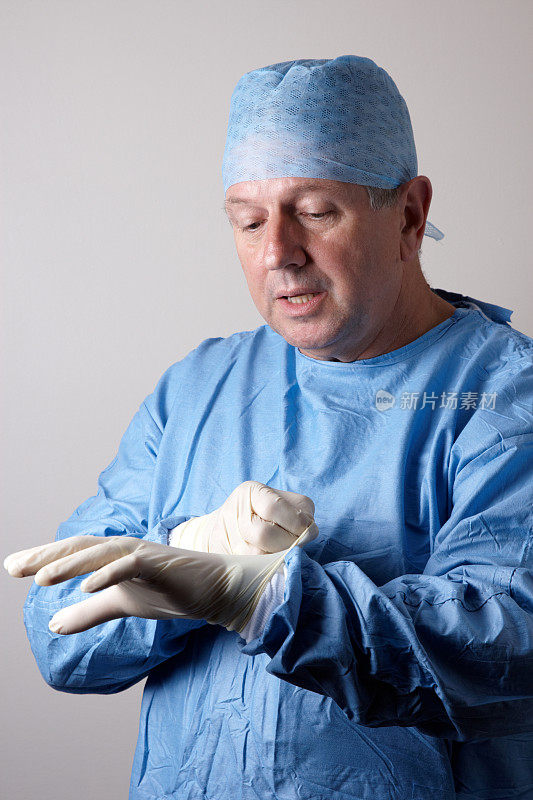外科医生在无菌手术中脱去手套