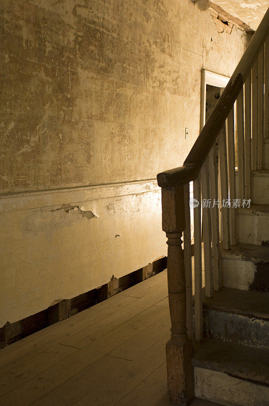 一个废弃的旧房子的楼梯和走廊