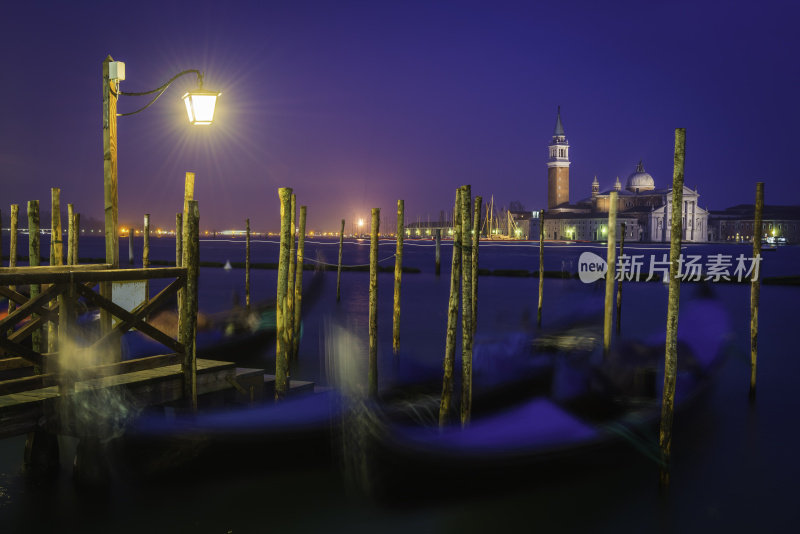 意大利大运河圣马克广场上的威尼斯贡多拉灯光