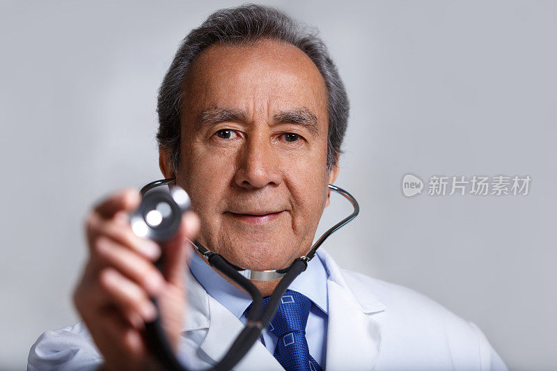 委内瑞拉医生拿着听诊器