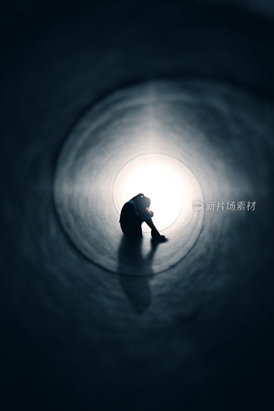 压抑的女人在隧道的光