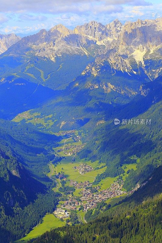 田园诗般的高山村庄全景，白云石，意大利泰洛阿尔卑斯山