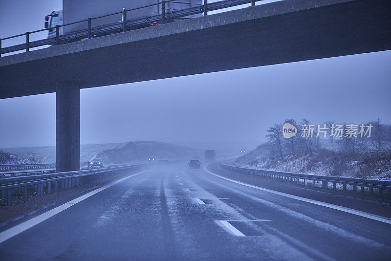 恶劣的天气，驾驶桥梁跨越高速公路