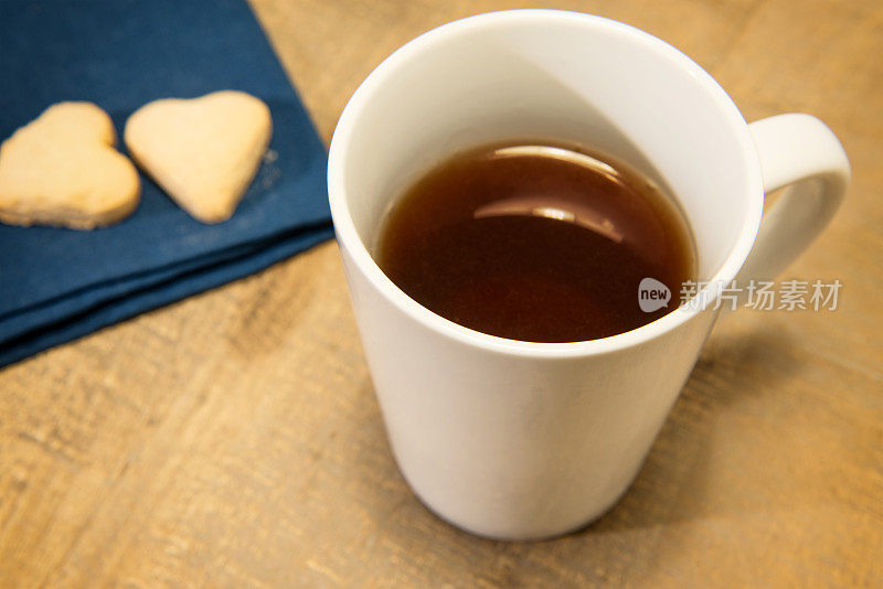 木桌上放着一大杯茶