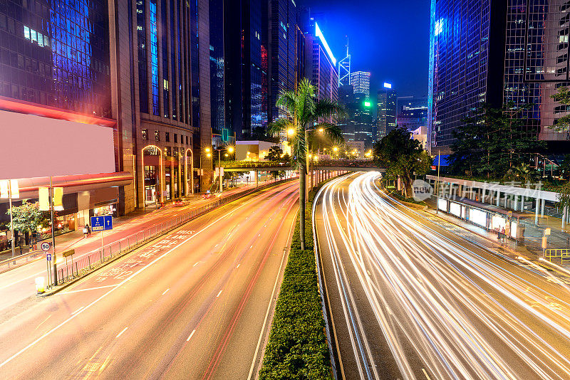 香港，现代都市夜晚的交通灯轨迹