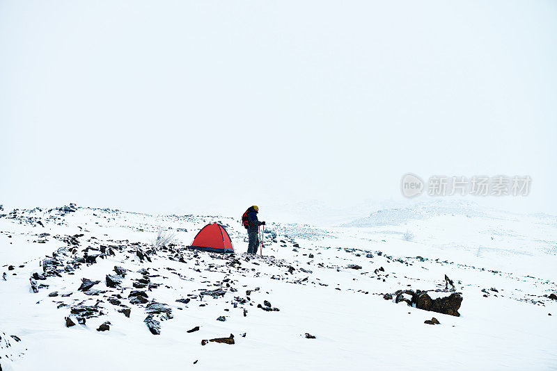 徒步旅行者在山