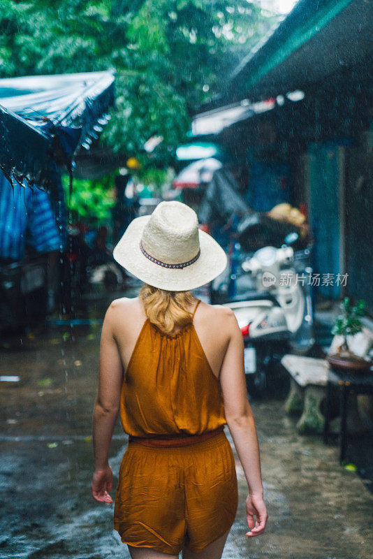 在曼谷雨中行走的女人