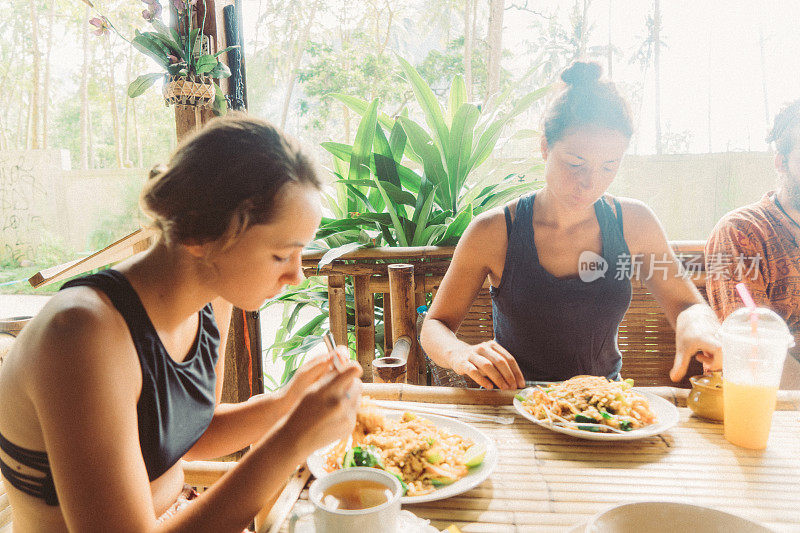 朋友们在咖啡馆吃午饭