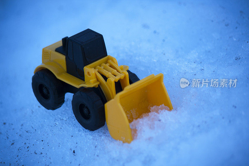 雪地里的玩具装载机