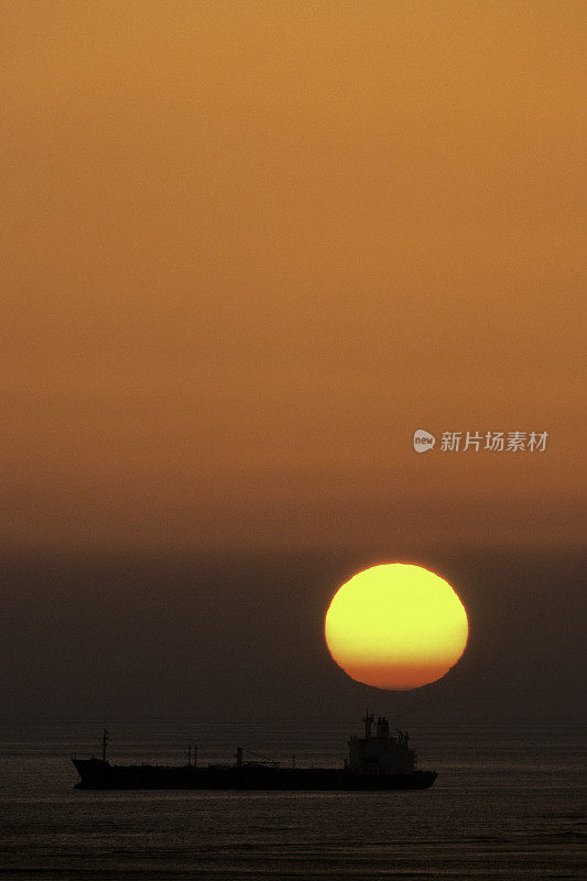 美国夏威夷瓦胡岛，船离岸，日落。