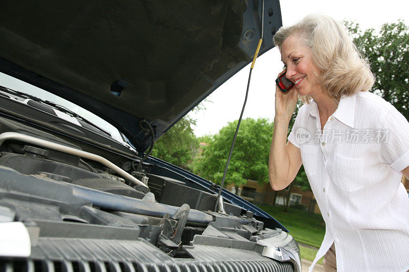 微笑的成年妇女打电话询问汽车故障