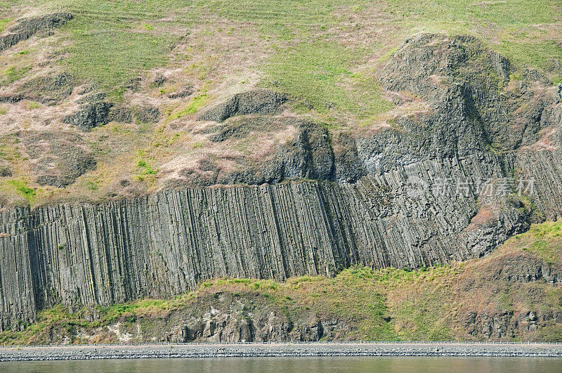 华盛顿州公路和河流上方的玄武岩岩层