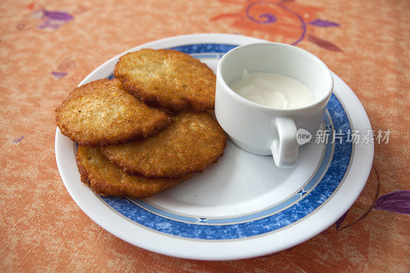 土豆煎饼配酸奶油