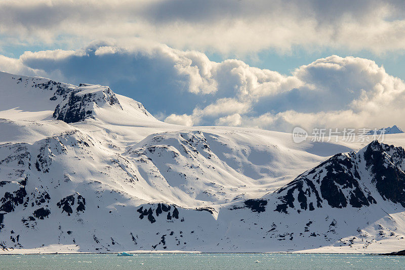 北极斯瓦尔巴特群岛的冰川