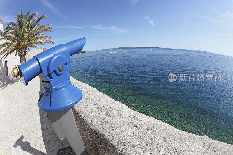 鱼眼地中海蓝色望远镜和棕榈树拉布克罗地亚