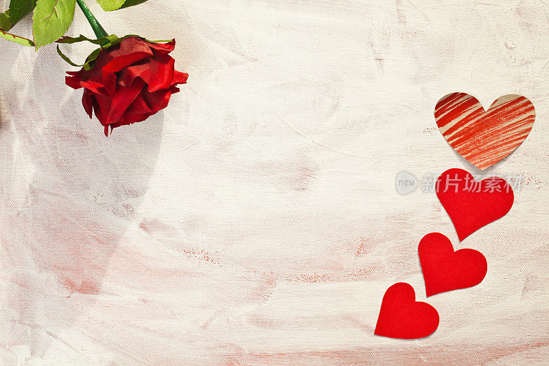 情人节的明信片，上面有红心和玫瑰
