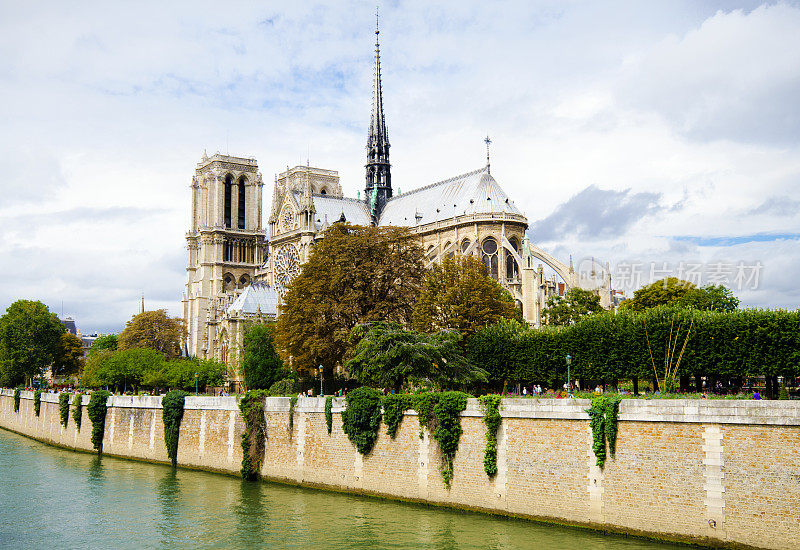 法国巴黎塞纳河沿岸的圣母院