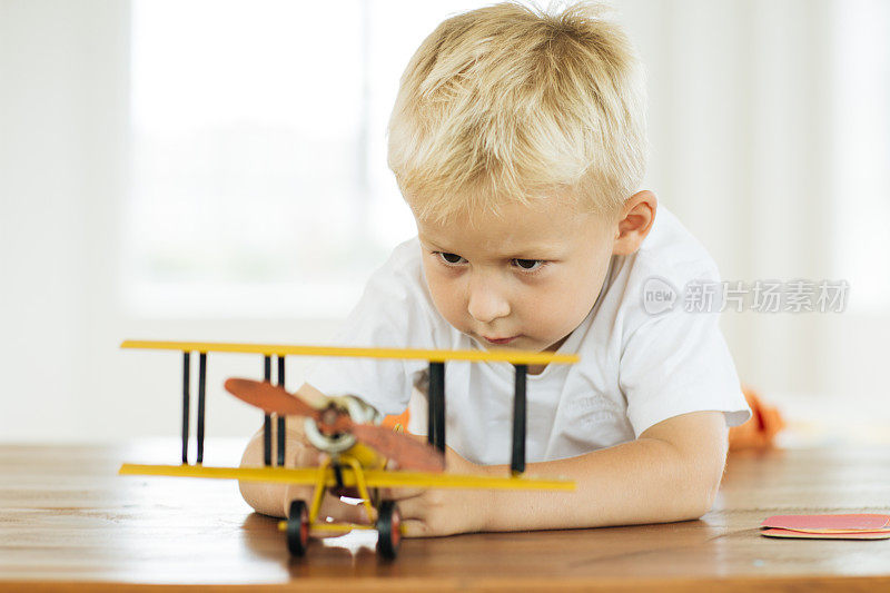 学龄前儿童玩飞机