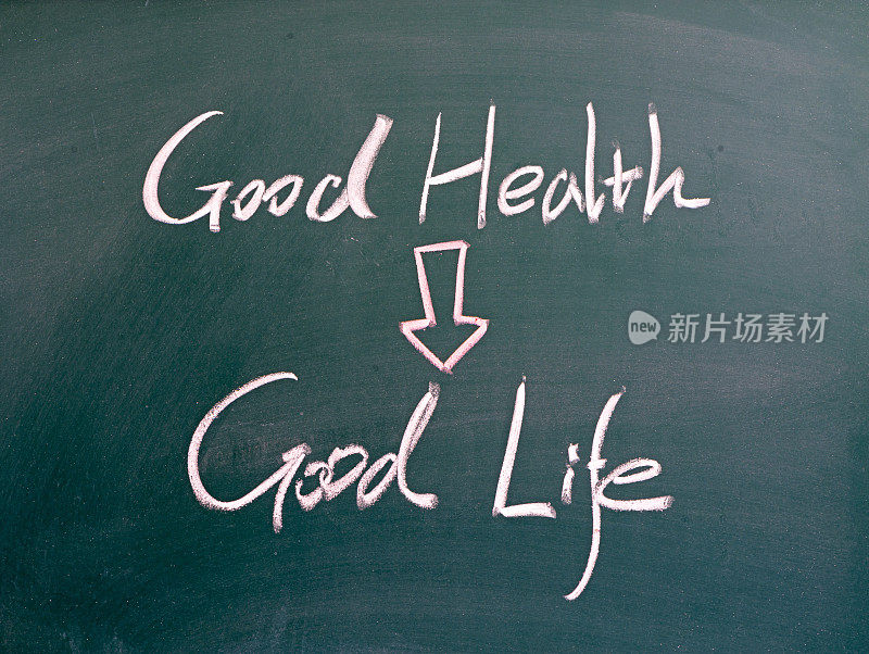 “健康和美好生活”的词写在黑板上