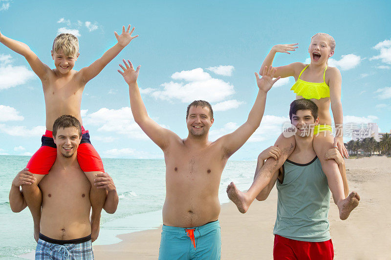 系列:表亲在海滩家庭聚会上玩得很开心