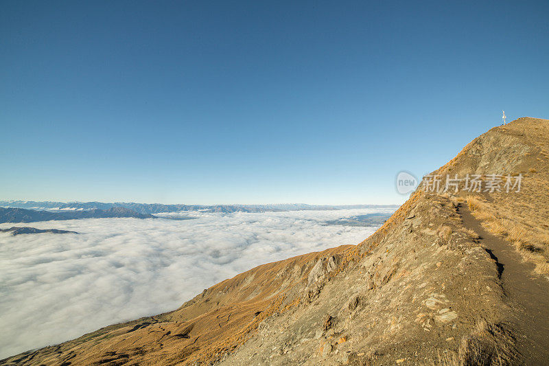 新西兰云层之上的山景