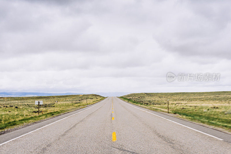 风景空旷的公路怀俄明州自然景观背景在美国西部