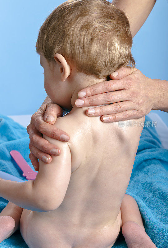 护理婴儿-沐浴后在身体上涂抹油脂