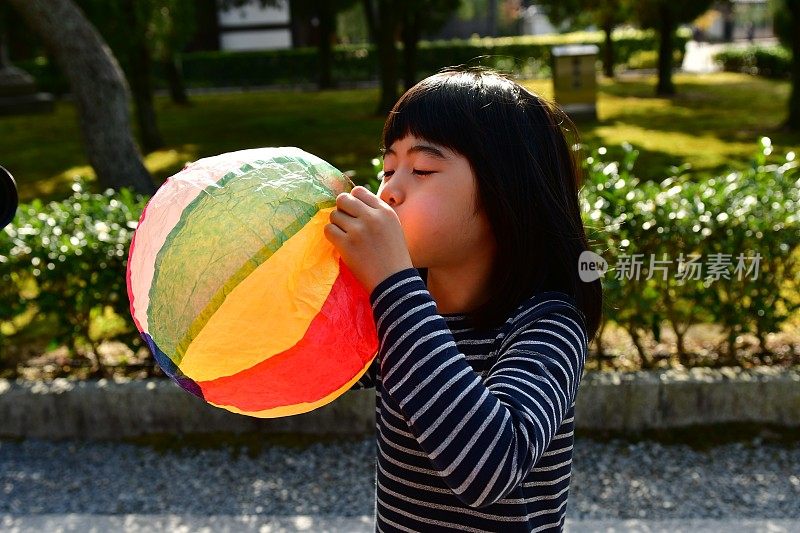 日本小女孩在京都东福寺玩纸气球