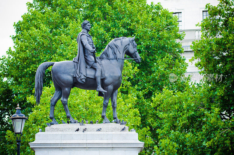 伦敦特拉法加广场上的乔治四世雕像