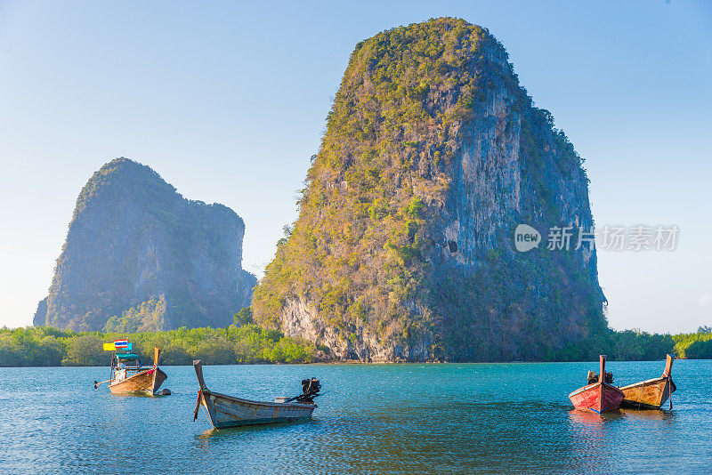 美丽的日落在热带海洋与长尾船在泰国南部