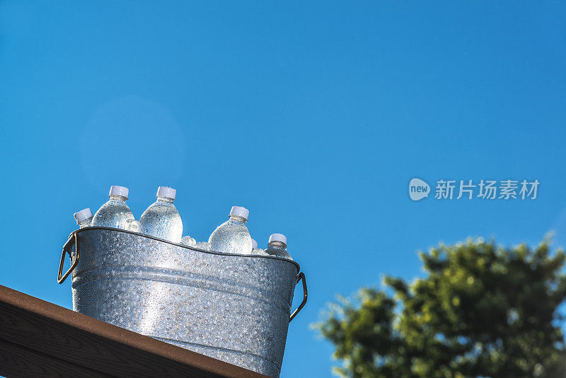 在炎热的夏天，一桶冰水