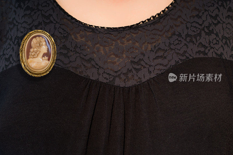 维多利亚贝壳浮雕胸针与一个女人肖像