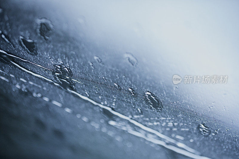 雨的背景如同透过车窗的一辆汽车在运动。