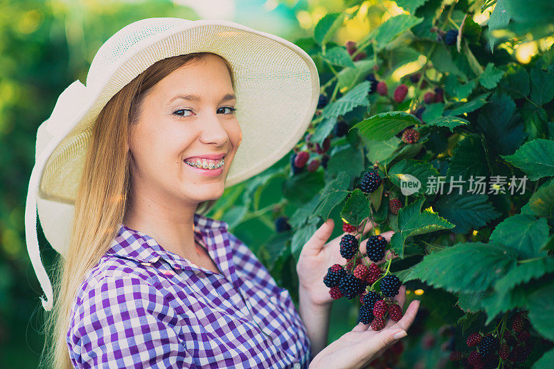 女人收获水果