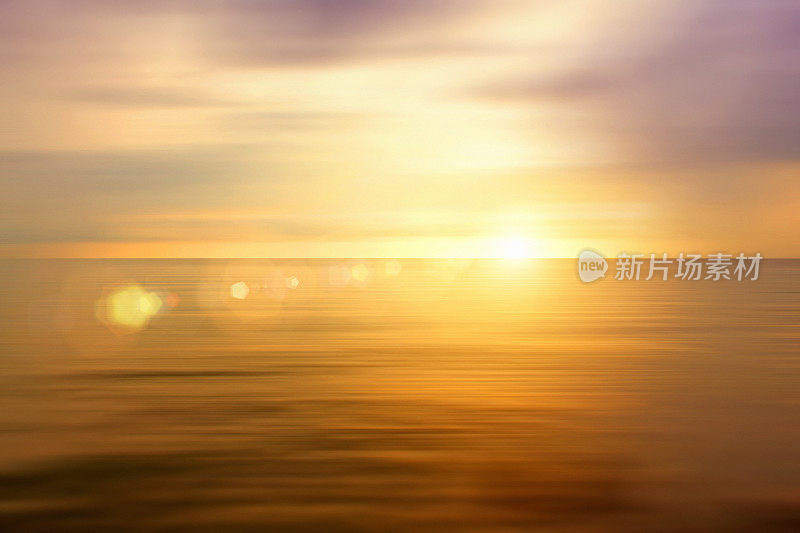 抽象的海景:梦幻般的日出飘过大海，禅意般的情感