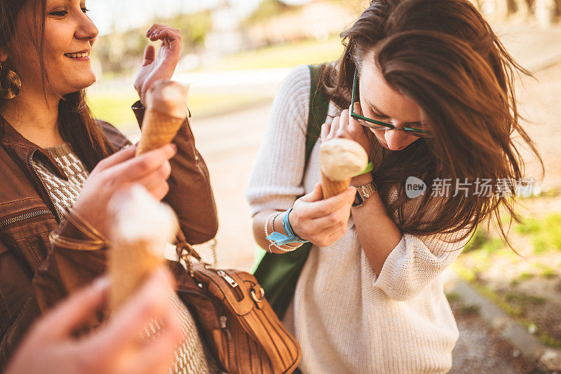 一群朋友在夏天吃冰淇淋