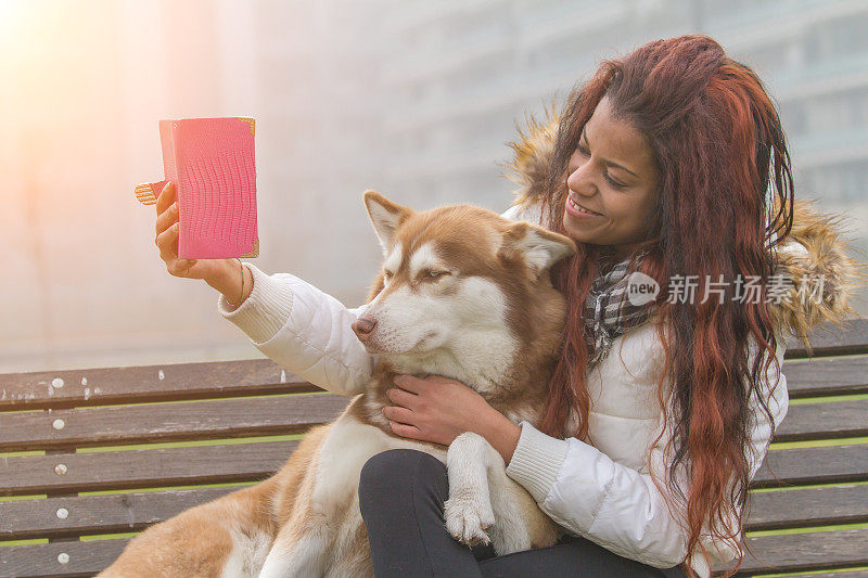 一个年轻女人和她的狗在自拍