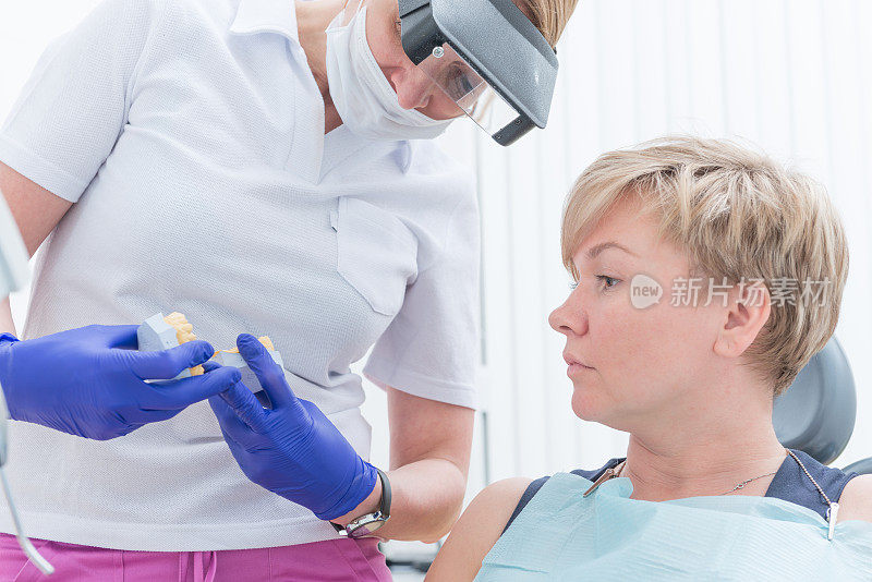 牙医治疗妇女的牙齿