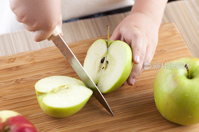 孩子的手在切苹果