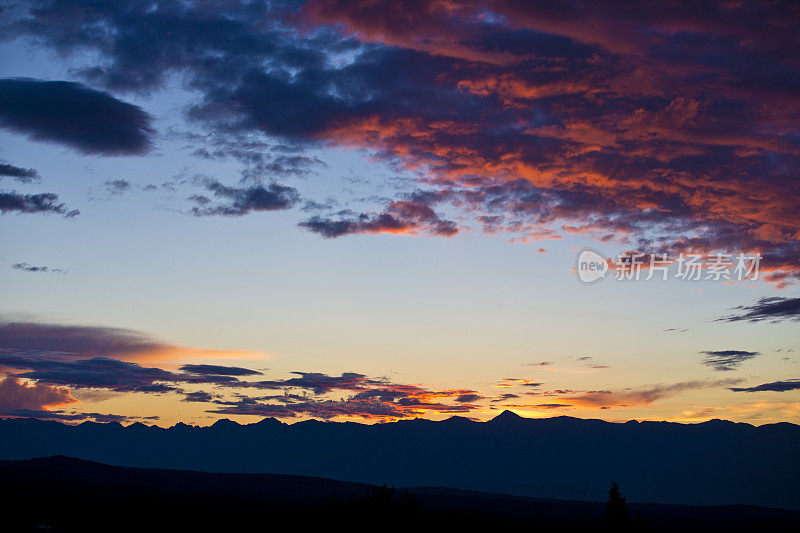 加拿大卑诗省金伯利的落基山脉和早晨的天空。