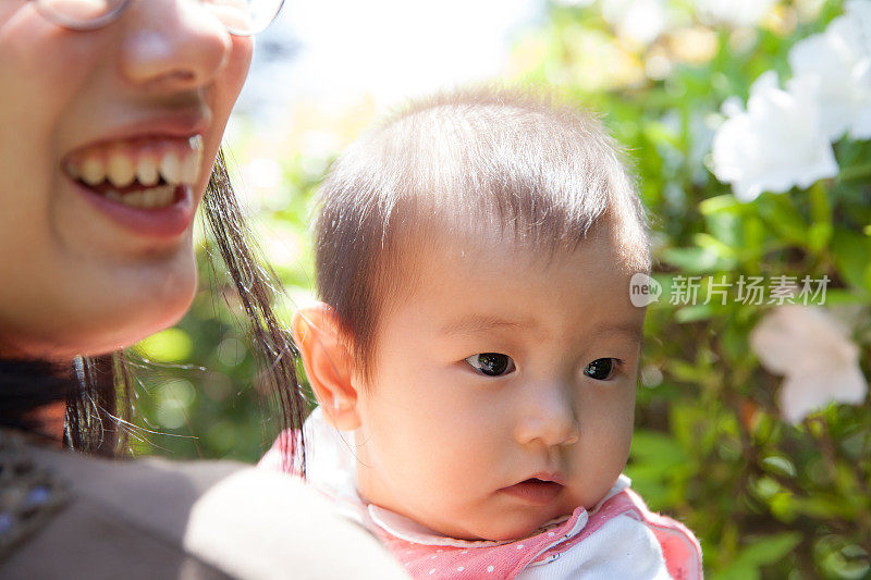 日本年轻的母亲和女婴