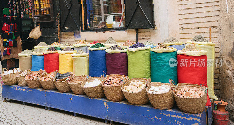 摩洛哥马拉喀什露天市场的香草和干花