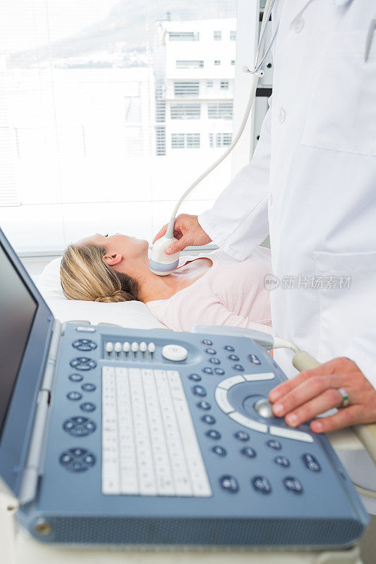 医生对病人颈部进行超声扫描