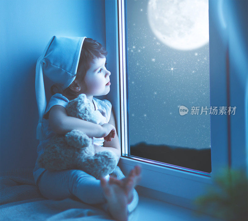 临睡前，窗前的小女孩梦见星空
